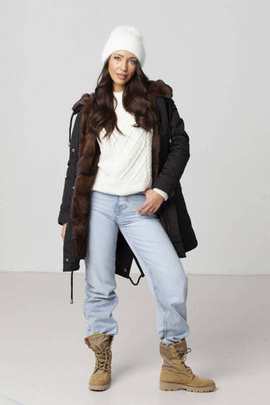 Czarna kurtka parka obszyta naturalnym futrem norki