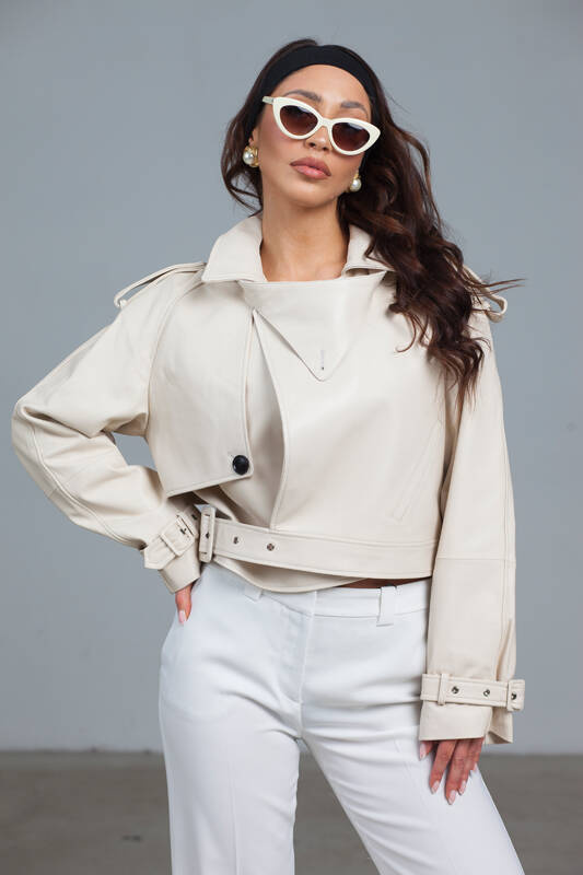 Kremowa skórzana ramoneska o podkreślonej linii ramion