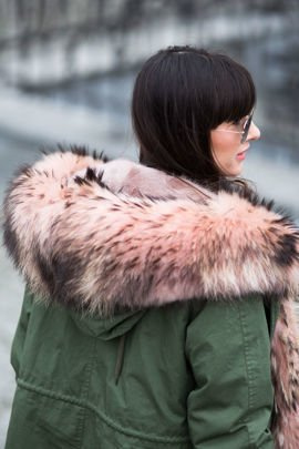 Futrzane obszycie na kaptur z naturalnego futra jenota w kolorze łososiowym.