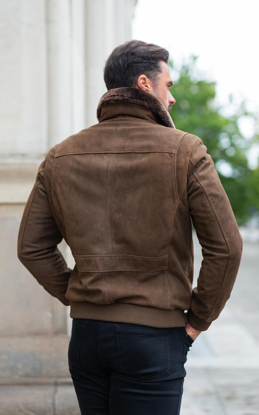 Skórzna kurtka typu pilotka o charakterze vintage