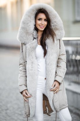 Kurtka damska typu parka obszyta naturalnym futrem lisa.
