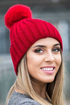 Czapka dzianinowa z pomponem z naturalnego futra lisa  zabarwionego na kolor czerwony