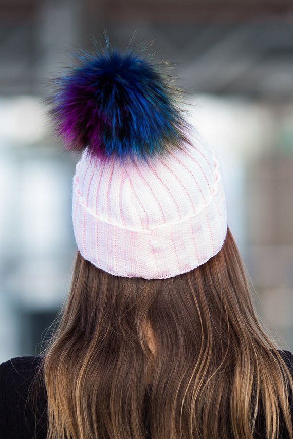 Czapka wełniana z pomponem z futra lisa w kolorze tęczowym