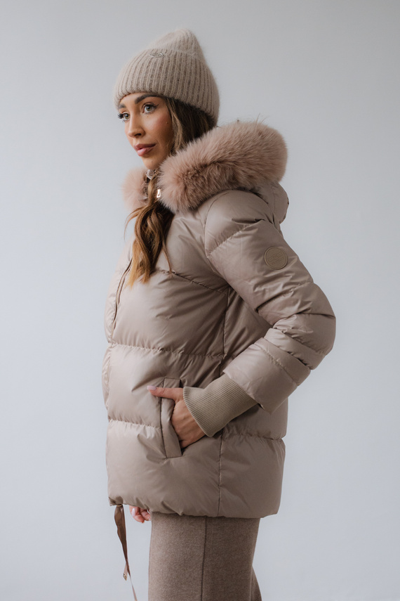 Beżowa kurtka puchowa z kapturem i futrzanym wykończeniem