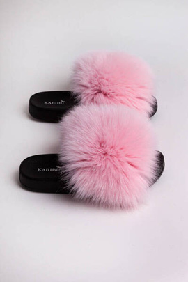 Jasno różowe klapki z naturalnym futrem lisa
