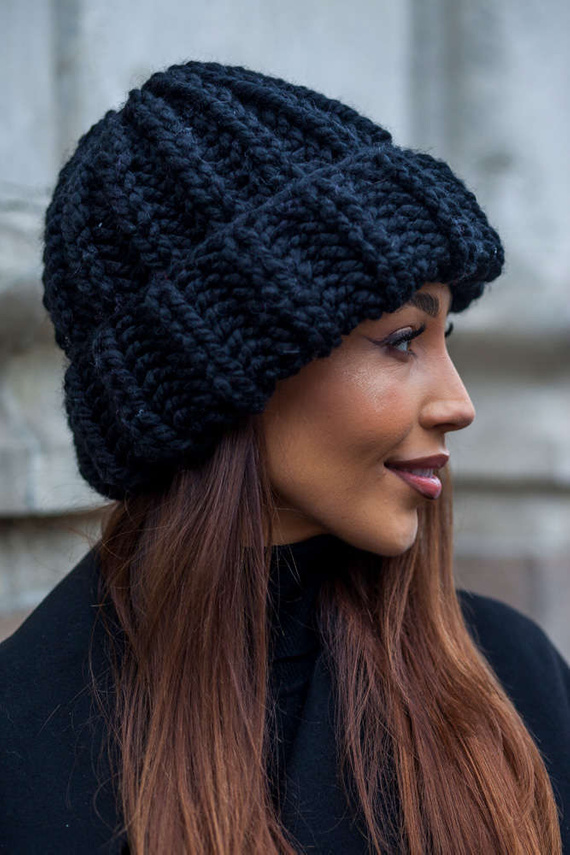 Czarna ręcznie robiona czapka wełniana