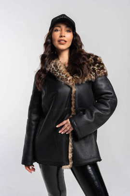 Czarny kożuch ze skór merynosów z kapturem