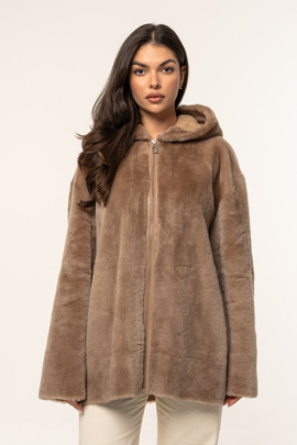 Beżowy kożuch  z kapturem ze skór jagnięcych typu merino