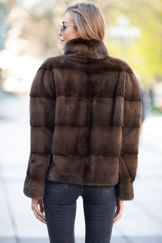 Brązowe futro z naturalnych norek