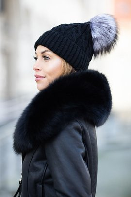 Czarna czapka wełniana z pomponem z naturalnego futra lisa srebrnego.