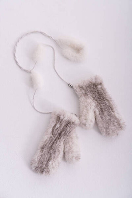 Biało-czarne futrzane rękawiczki z norki