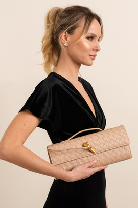 Beżowa nude kopertowa torebka z plecionej skóry