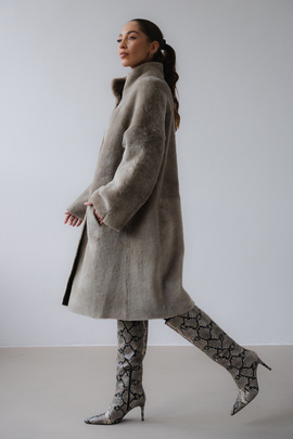 Dwustronny długi kożuch ze skór merynosów w kolorze taupe