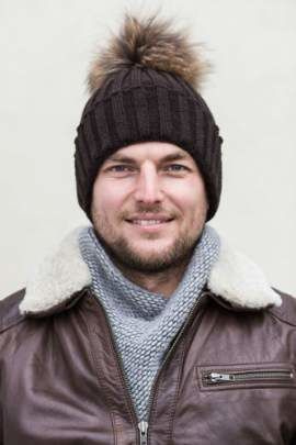 Męska czapka wełniana z pomponem z naturalnego futra jenota