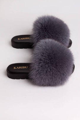 Grafitowe klapki skórzane z naturalnym futrem z lisa.