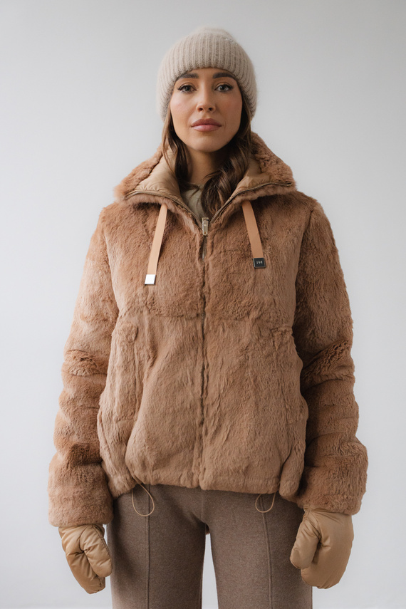 Czarna kurtka puchowa Arianna z futrzanym kapturem 