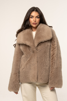 Naturalny beżowy kożuch ze skór jagnięcych baby toscana