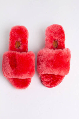 Koralowe kapcie z naturalnym kożuszkiem