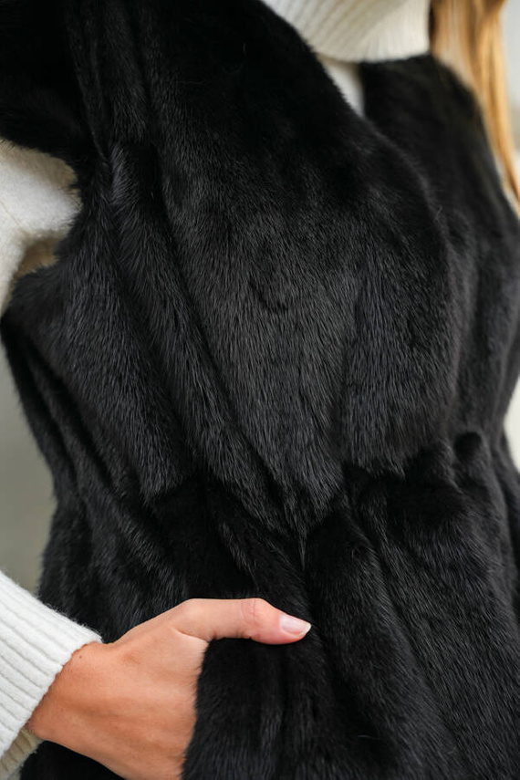 Czarna kamizelka z naturalnego futra norek