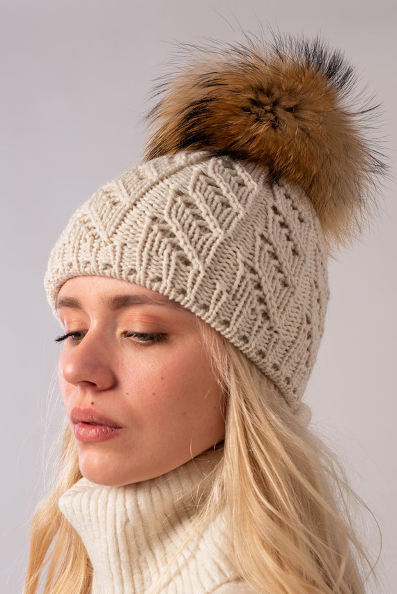 Beżowa czapka wełniana z pomponem z naturalnego futra jenota