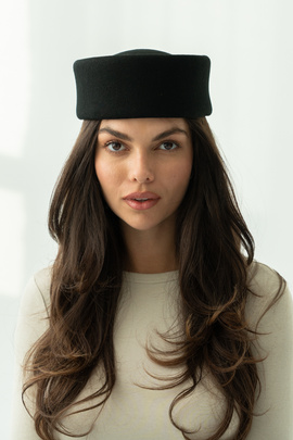 Czarny wełniany toczek Mia