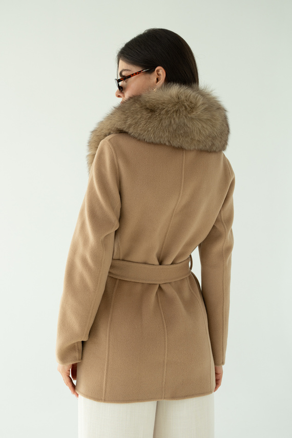 Kamelowy płaszcz z wełny z futrzanym kołnierzem