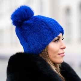 Czapka z naturalnego futra norek w kolorze chabrowym.