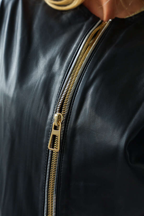 Czarna kurtka skórzana o prostym kroju