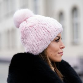 Czapka z naturalnego futra norek w kolorze pudrowego różu.