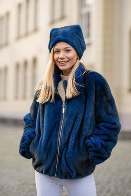 Granatowe futro z grzbietów norek