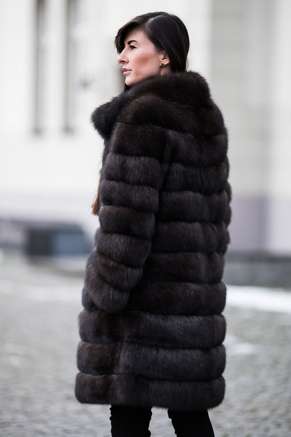 Eleganckie futro z soboli naturalnych.
