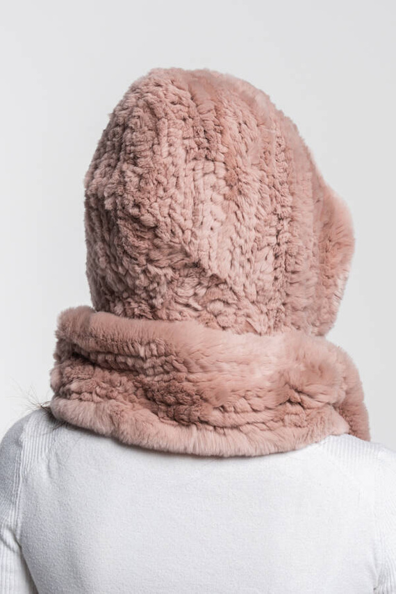 Pudrowo-różowy szalokaptur wykonany z naturalnego futra szynszylorexa