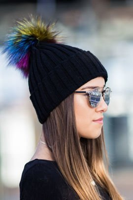Czapka wełniana z mankietem z pomponem z futra lisa w kolorze tęczowym