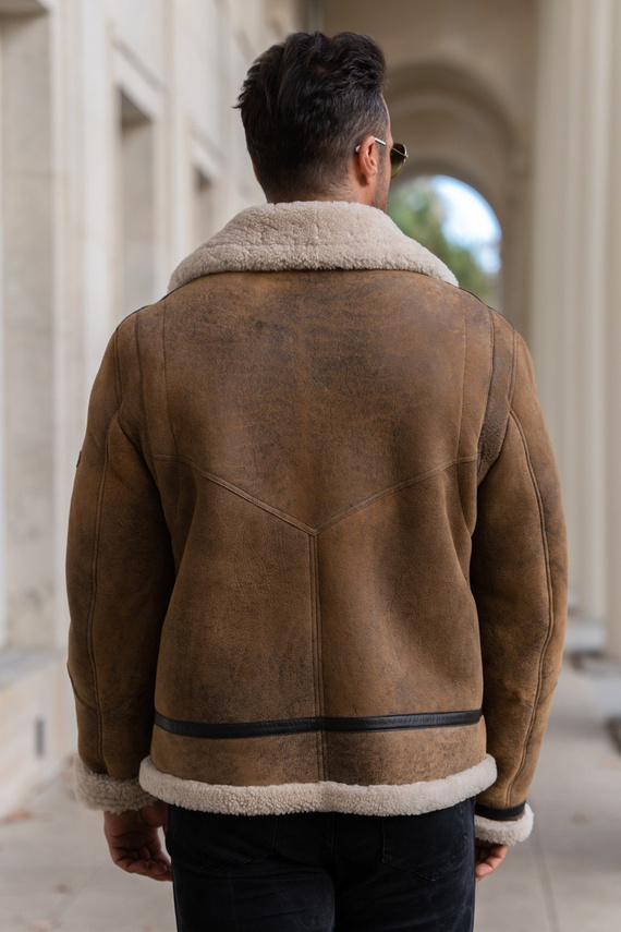 Brązowy kożuch typu pilotka 