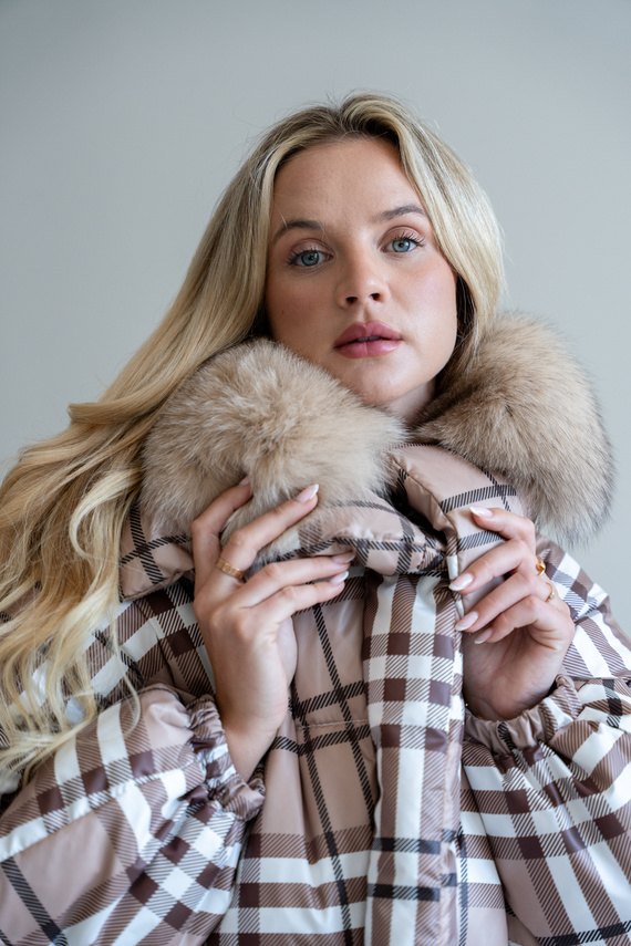 Włoska kurtka puchowa w kratę marki Flo&Clo z futrzanym obszyciem