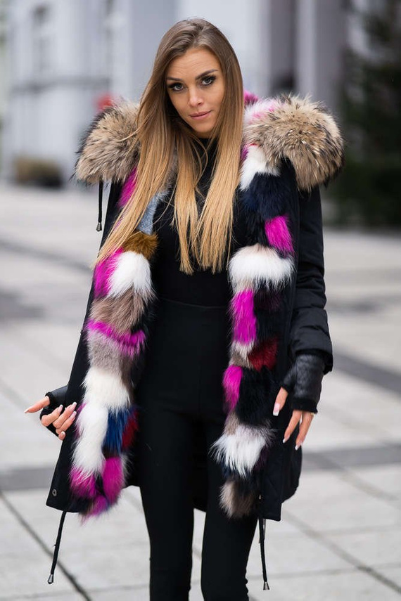 Kurtka damska typu parka z naturalnym futrem lisa.