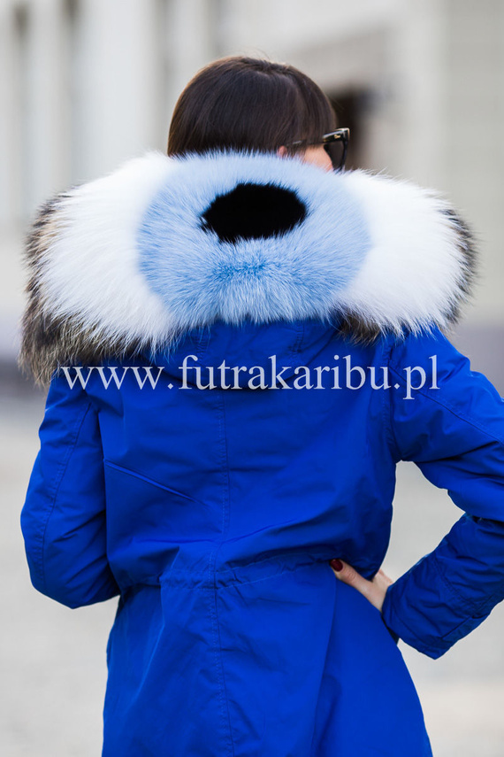Parka damska w kolorze niebieskim obszyta futrem z lisa i jenota.