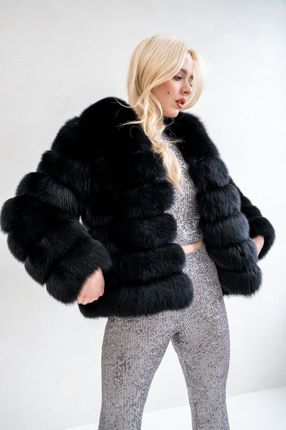 Czarne futro z kapturem z lisów fińskich