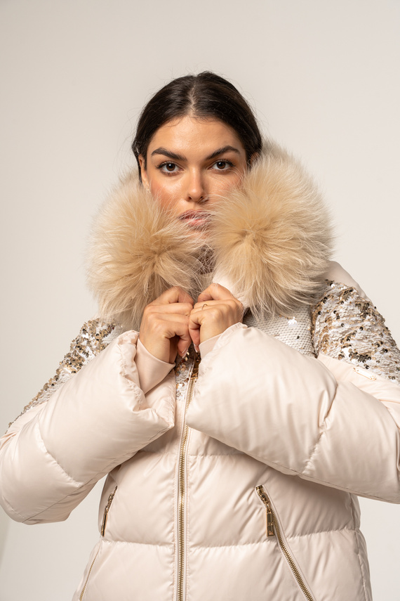 Kremowa kurtka puchowa z futrzanym obszyciem z jenota