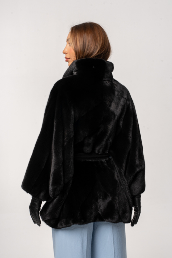 Czarne futro w stylu poncza z naturalnych norek