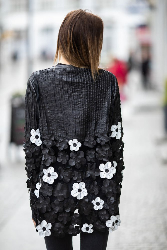 Wiosenna skórzana kurtka damska z ozdobnymi kwiatami.