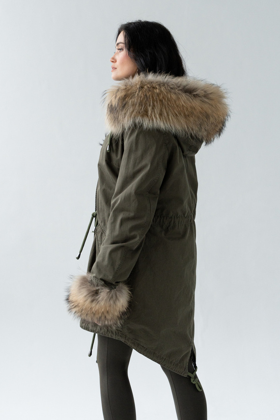 Zielona parka damska obszyta naturalnym  futrem jenota