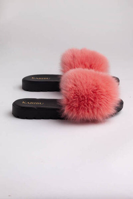 Brzoskwiniowe klapki skórzane z naturalnym futrem z lisa