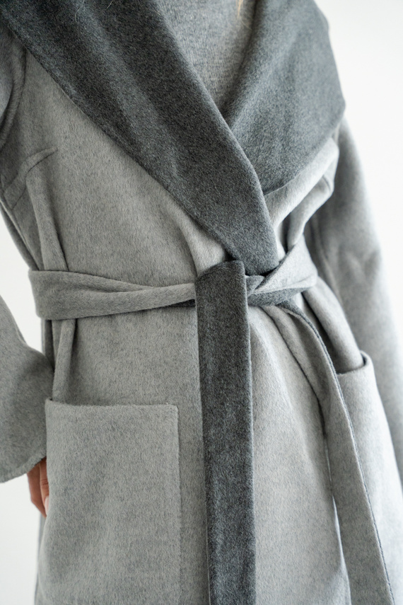 Kaszmirowy dwustronny płaszcz w kolorze szarym