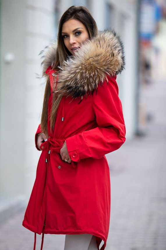 Parka damska w kolorze makowym z obszyciem z naturalnego futra z jenota.