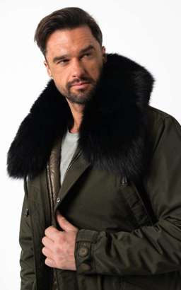 Czarne obszycie na kaptura z lisa