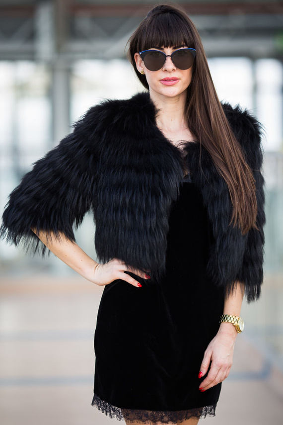 Futro z naturalnego jenota w kolorze czarnym