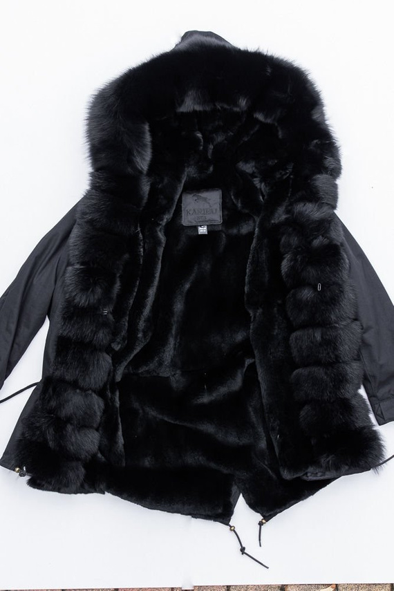 Parka damska obszyta naturalnym futrem lisa w kolorze czarnym.