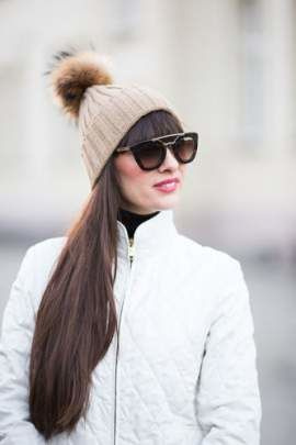 Czapka wełniana z mankietem z pomponem z jenota naturalnego