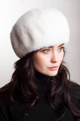 Biała czapka z naturalnego futra norki